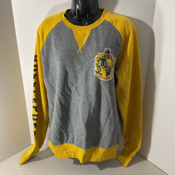 The Wizarding World Hufflepuff Gray Yellow Hogwarts Pullover Sweater Size Medium - Picture 8 of 8